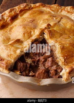 Grand steak and kidney pie ouvrir Banque D'Images