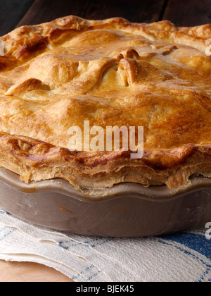 Grand steak and kidney pie crust Banque D'Images