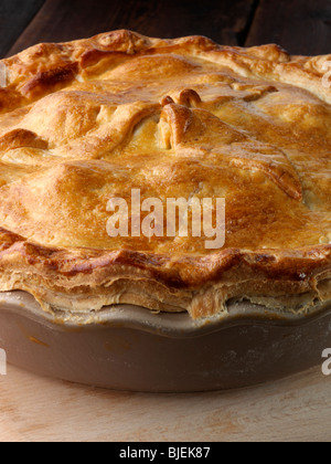 Grand steak and kidney pie crust Banque D'Images