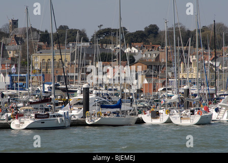 Yachts et bateaux à moteur amarré au quai Shepards Marina, West Cowes (île de Wight, Royaume-Uni Banque D'Images