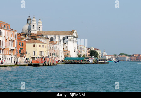 Au bord de l'église d'un canal, Venice, Italie Banque D'Images