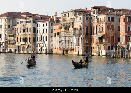 Deux gondoles sur un canal, Venice, Italie Banque D'Images