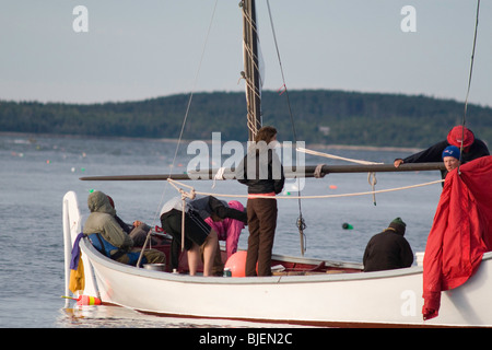 Les plaisanciers partant pour se préparer pour un autre jour à flot après avoir passé la nuit à l'ancre à Port Clyde Harbor, Maine Banque D'Images