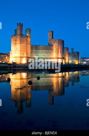 Château de Caernarfon Caernarfon, nuit, Gwynedd, au nord du Pays de Galles, Royaume-Uni Banque D'Images