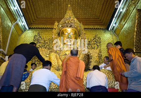 Les dévots adorer le Bouddha Mahamuni Gold. Paya Mahamuni. Mandalay. Myanmar Banque D'Images