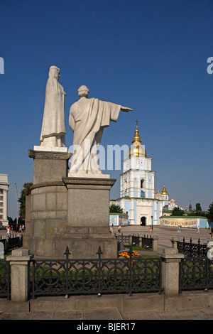 Saint Michel square, St. Olga,Memorial St. Michael du monastère,coupoles dorées,Ukraine Kiev Banque D'Images