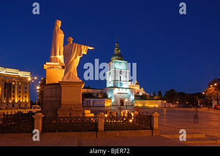 Saint Michel square, St. Olga,Memorial St. Michael du monastère,coupoles dorées,Ukraine Kiev Banque D'Images