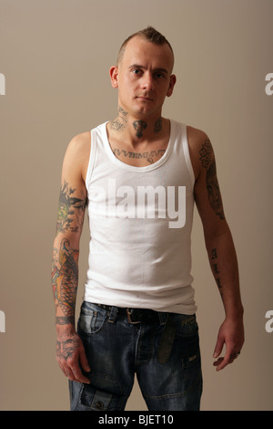 Tattooed man portant un gilet blanc. Banque D'Images