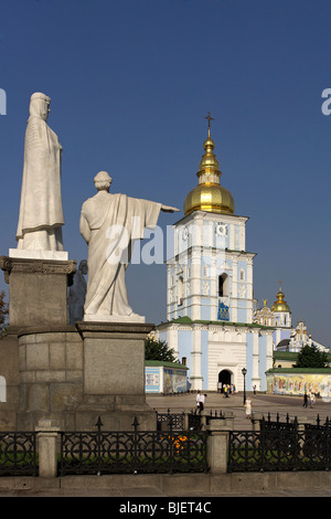 Saint Michel square, St. Olga,Memorial St. Michael du monastère,coupoles dorées,Ukraine Kiev Banque D'Images