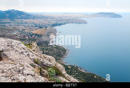 Voir l'été sur la côte rocheuse de 'ville' udak (Crimée, Ukraine) Banque D'Images