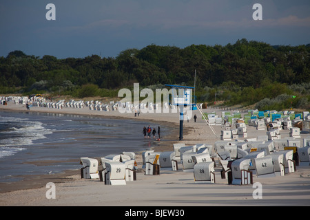 Plage à Heringsdorf avec tour de garde de la vie sur l'Île Baltique Usedom. Le Mecklembourg-Poméranie-Occidentale, Allemagne. Banque D'Images