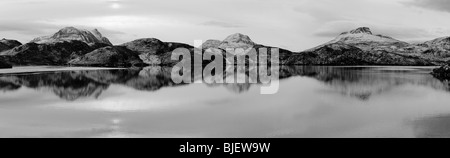 Cul Mor (L), Cul Beag et Stac Pollaidh (R) pris en compte dans le Loch Buine Inverpolly, moiré, Ross et Cromarty, Ecosse, Royaume-Uni. Banque D'Images