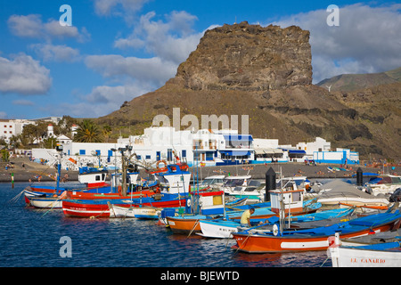 Le port de Puerto de Las Nieves sur Grande Canarie avec les bateaux de pêche traditionnels Banque D'Images