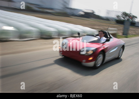 Tokushi Nakashima, Président de Zero/Sports Racing Development, la conduite d'un 'Aero EV Elexceed RS' véhicule. Le Japon Banque D'Images