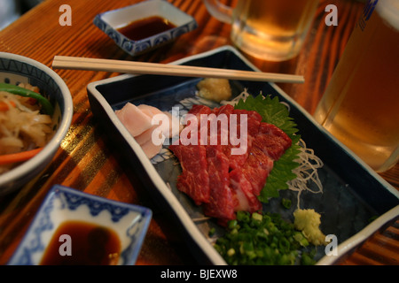 Manger de la viande de cheval dans un restaurant, une spécialité de l'île de Kyushu, la ville de Beppu, Japon. 20.10.2005 Banque D'Images