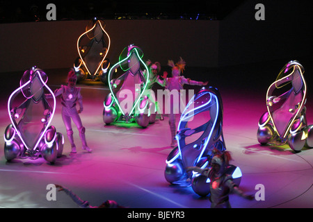 Toyota i-unit' 'véhicules concept et danseurs effectuer dans un spectacle au pavillon de Toyota, de l'Exposition universelle 2005, au Japon. Banque D'Images