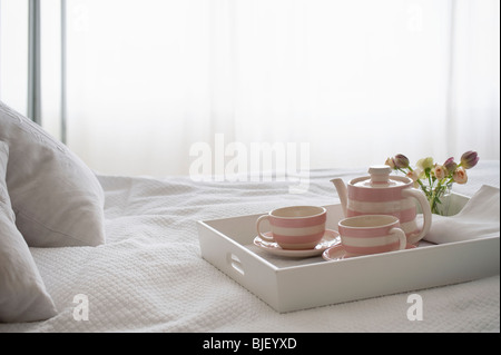 Service à rayures roses sur plateau de petit-déjeuner Banque D'Images