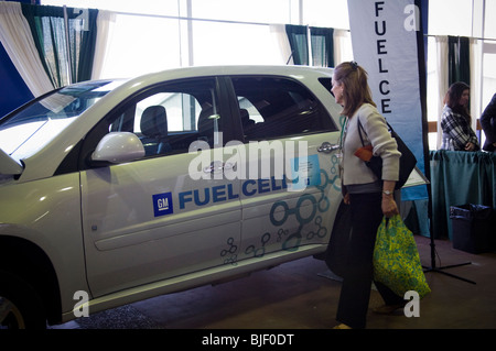 General Motors affiche une Chevrolet Equinox à pile à combustible hydrogène véhicule à la passer au vert et de l'Expo à Midtown à New York Banque D'Images