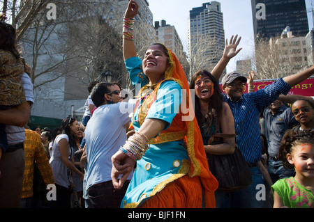 Les Indiens célèbrent les danseurs Bhangra holiday de Holi à un festival de rue à New York Banque D'Images