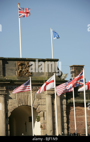 Ville de Wallasey, Angleterre. Drapeaux qui flottent au-dessus de l'entrée principale de Fort Perchaude Rock à la station balnéaire de New Brighton. Banque D'Images