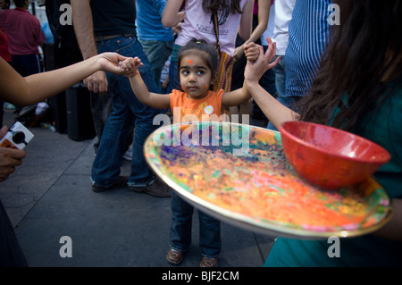 Les Indiens célèbrent les danseurs Bhangra holiday de Holi à un festival de rue à New York Banque D'Images