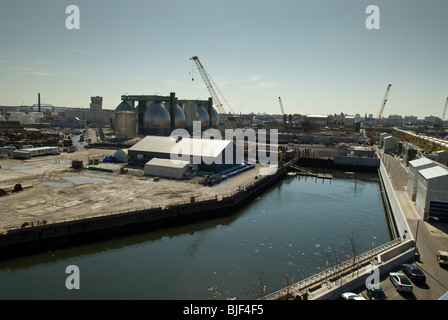 Un aperçu de l'usine de traitement des eaux usées de Newtown Creek à Brooklyn à New York Banque D'Images