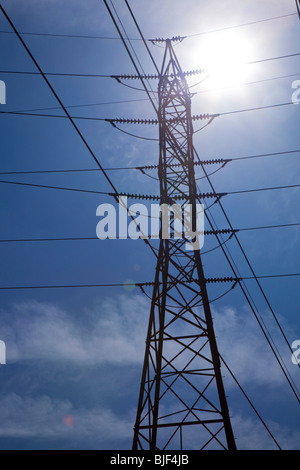 Trenton, Michigan - une tour de transmission de l'électricité haute tension. Banque D'Images