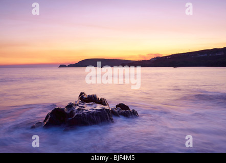 L'eau calme au coucher du soleil sur la côte sud de l'Irlande Banque D'Images