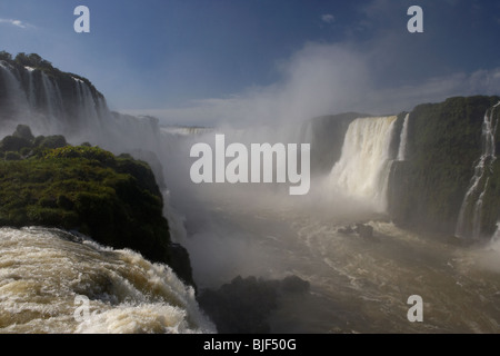 Chutes d'eau à l'égard Garganta del Diablo démons gorge côté brésilien le parc national iguaçu Paraná Banque D'Images