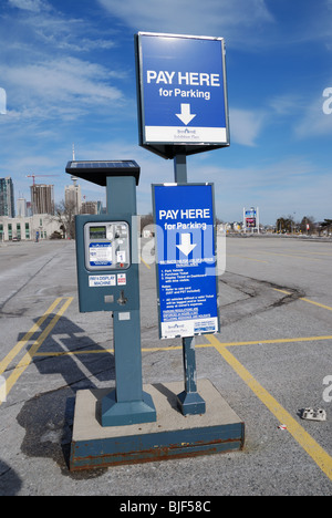 Un monnayeur électronique solaire distributeur de tickets de stationnement à Toronto (Ontario) Banque D'Images