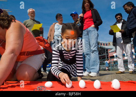 Les participants se réunissent au South Street Seaport de New York d'accueillir l'arrivée du printemps par l'article sur l'extrémité des oeufs crus Banque D'Images