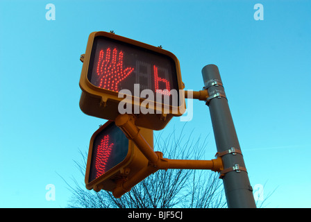 Un piéton marche-pied n'est pas signer avec un compte à rebours s'est vu sur un coin de rue près de Union Square à New York Banque D'Images