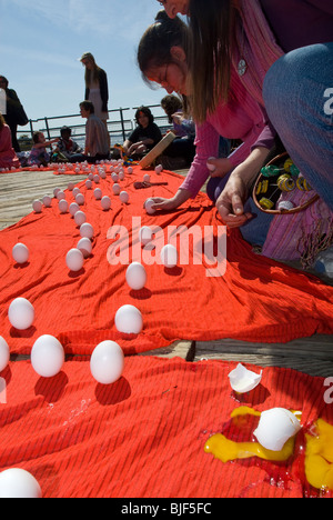 Les participants se réunissent au South Street Seaport de New York d'accueillir l'arrivée du printemps par l'article d'oeufs crus sur l'extrémité. Banque D'Images