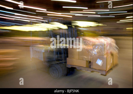 Photo d'action de travailleur d'entrepôt sur des boîtes de déplacement de chariot élévateur, Philadelphie, États-Unis Banque D'Images