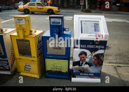 Wall Street Journal et New York Times et NY boîtiers de distribution de journaux dans le quartier de Chelsea à New York Banque D'Images