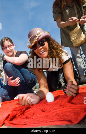 Les participants se réunissent au South Street Seaport de New York d'accueillir l'arrivée du printemps par l'article sur l'extrémité des oeufs crus Banque D'Images