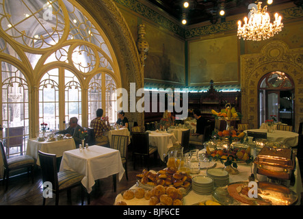 Les gens, les clients de l'hôtel, les touristes, restauration, brunch, buffet, restaurant, salle à manger, le Palace Hotel do Bussaco Mealhada, Luso, Aveiro, Portugal, District Banque D'Images