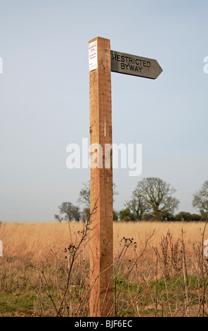 Un fingerpost restreint byway et indiquant la direction de sentier public plus de terres agricoles à Thrigby, Norfolk, Royaume-Uni. Banque D'Images