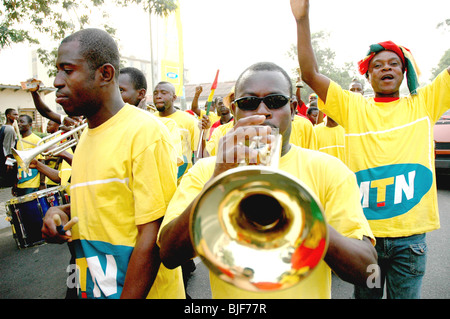 Supporters ghanéens célèbrent la coupe d'Afrique des nations dans leur capitale Accra. Le Ghana, l'Afrique de l'Ouest, l'Afrique Banque D'Images