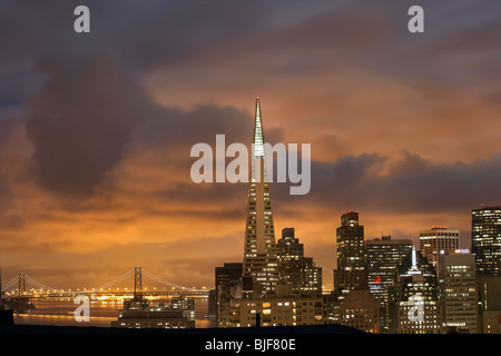 City scape de San Francisco de nuit avec des nuages lourds. Banque D'Images