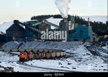 Une usine de charbon et un train d'être chargé Banque D'Images