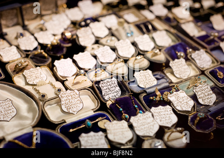 Vue rapprochée des bijoux vintage à l'intérieur d'une vitrine dans les ruelles, Brighton East Sussex England uk Banque D'Images