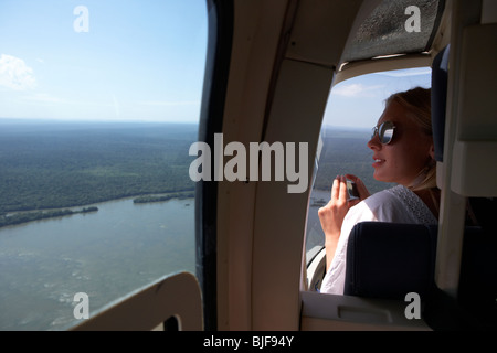 Woman en hélicoptère survolant la rivière Iguaçu iguaçu parc national, l'État de Parana, Brésil, Amérique du Sud Banque D'Images