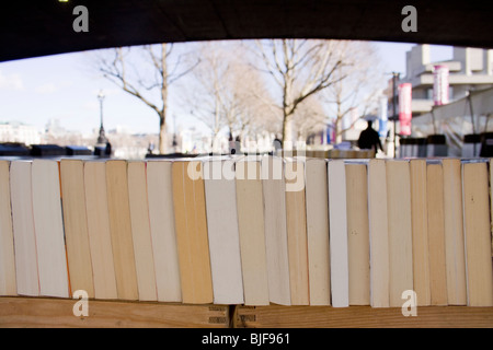 Rangée de livres sur un étal sur la Southbank à Londres Banque D'Images