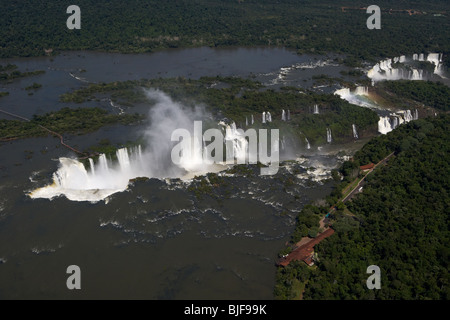 Vue aérienne de chutes d'Iguaçu et les diables de la gorge, le parc national iguaçu Paraná, Brésil, Amérique du Sud