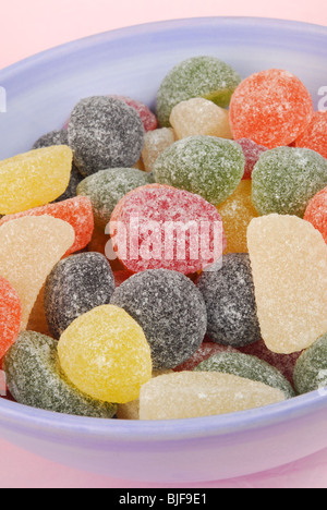 Pastilles aromatisées aux fruits assortis dans un bol. Banque D'Images