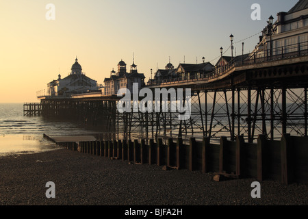 Eastbourne Pier in early morning light Banque D'Images