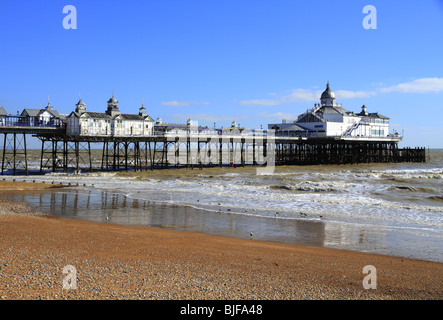 À l'Est sur la plage d'Eastbourne vers la jetée. Banque D'Images