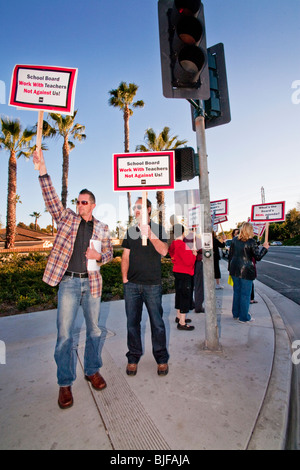 Stade des enseignants l'angle d'une rue piquet contre une réduction de salaire menacée par le conseil scolaire de la ville de Mission Viejo, en Californie. Banque D'Images