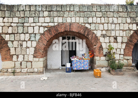 Petite boutique qui vend des petites collations emballées sous arch de vieux aqueduc de Los Arcos près de la ville d'Oaxaca au Mexique Banque D'Images